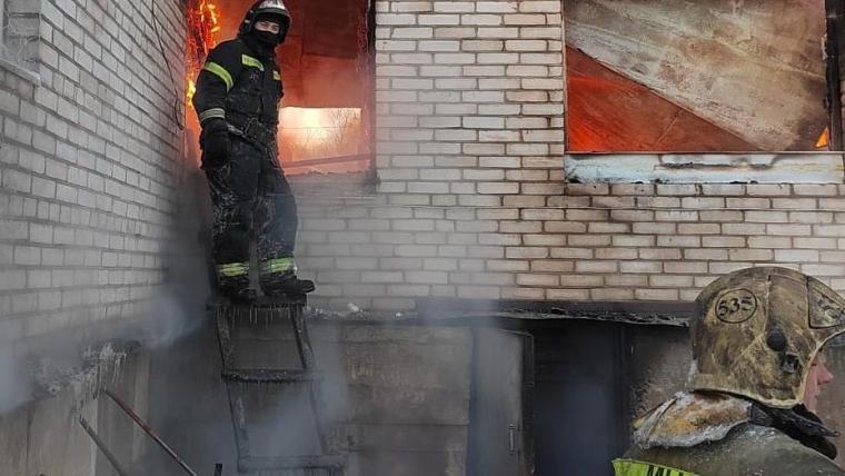 Огнеборцы продолжают проливать конструкции на пожарище в Северном