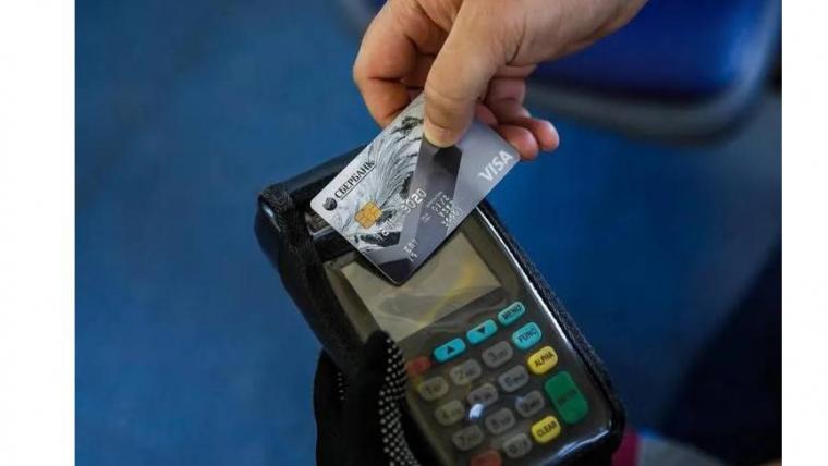 При наличии исправного терминала в салоне автобуса водитель не должен собирать плату на карту