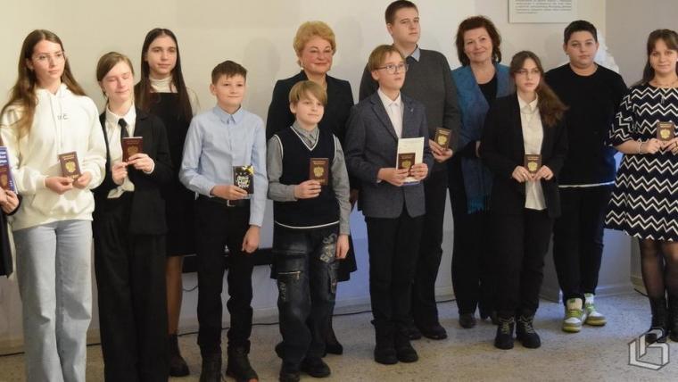 Молодые жители Выборгского района получили первые паспорта граждан РФ