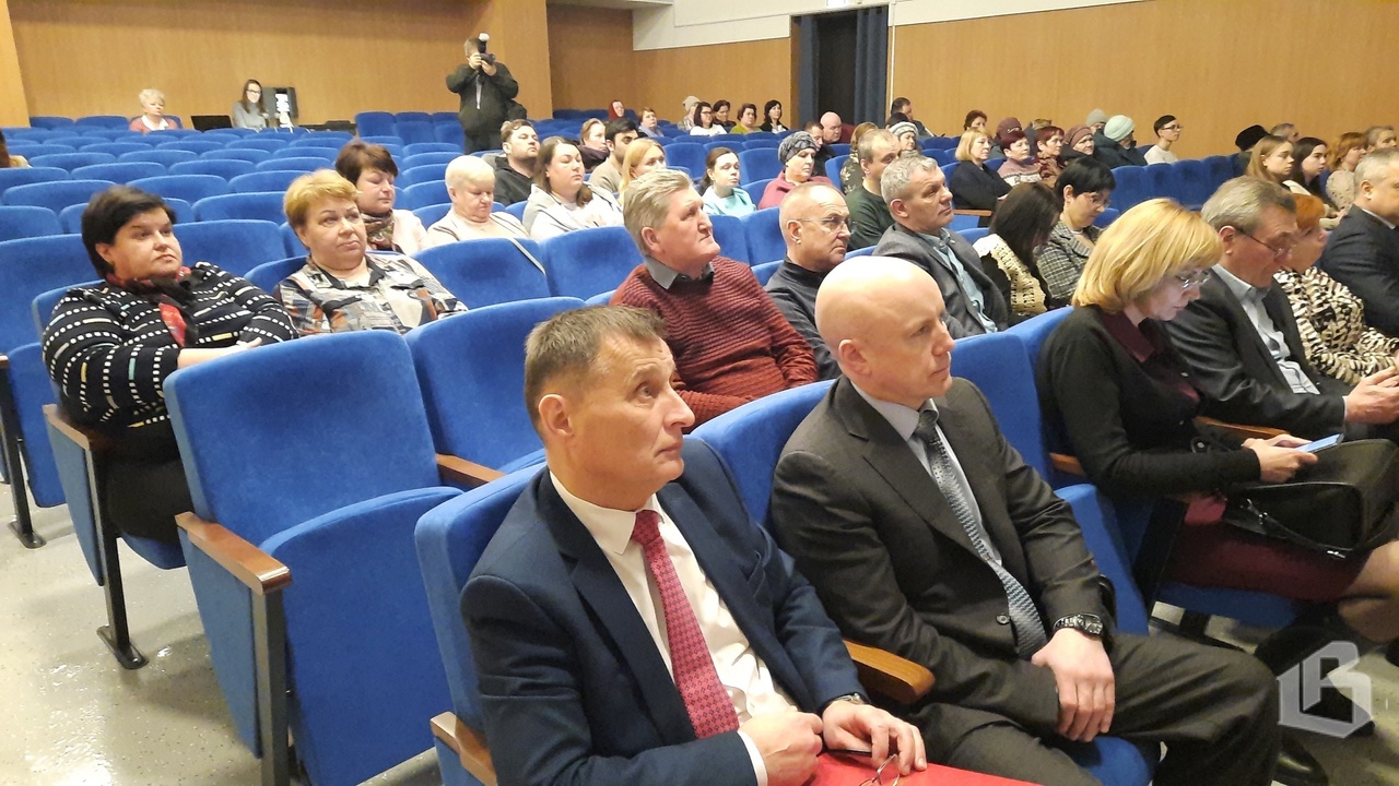 В Красносельском строят дома и помогают бойцам