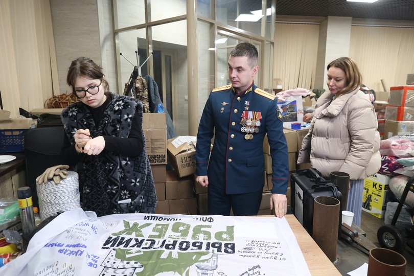 Выборжцы отправили на передовую письма и подарки