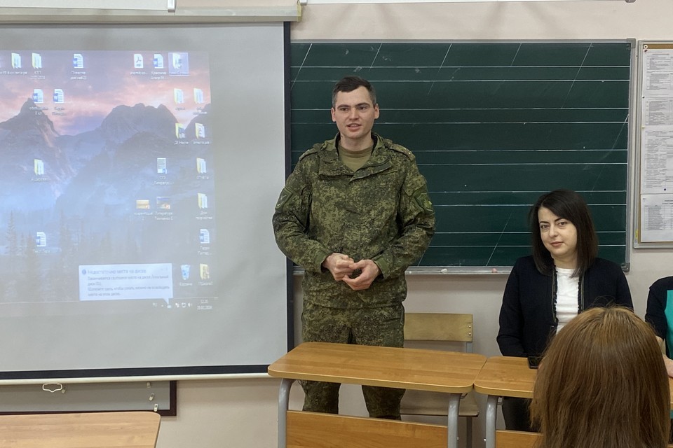 Участник СВО и волонтеры фонда помощи «Выборгский рубеж» встретились со школьниками