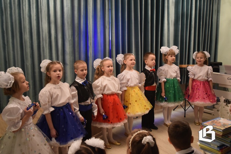 Дошкольные учреждения показали свои театральные проекты  