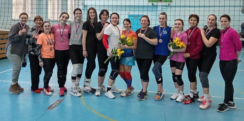 Праздничный волейбол в дамском исполнении