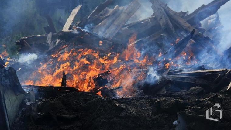 За два дня в Выборгском районе пожарные тушили гараж, частный дом и экскаватор