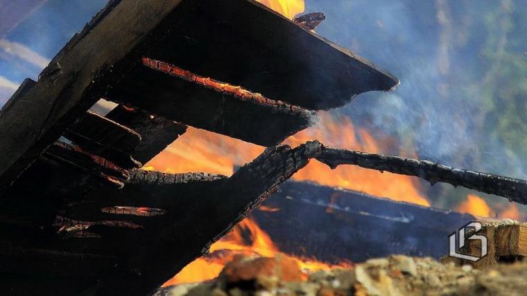 За сутки в Выборгском районе сгорели сарай с дровами и мансарда дома