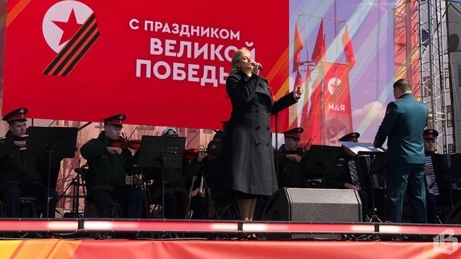 На выступление военного ансамбля выборжцы пришли с портретами своих героев