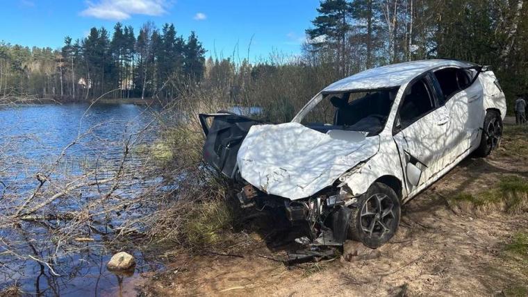 Ночью в Рощино автомобиль с подростками упал в реку, трое погибли
