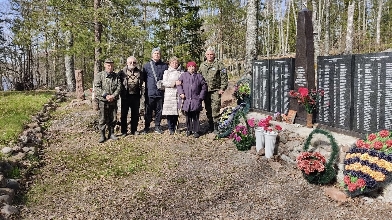  Родные красноармейца побывали на воинском захоронении на острове Клёст