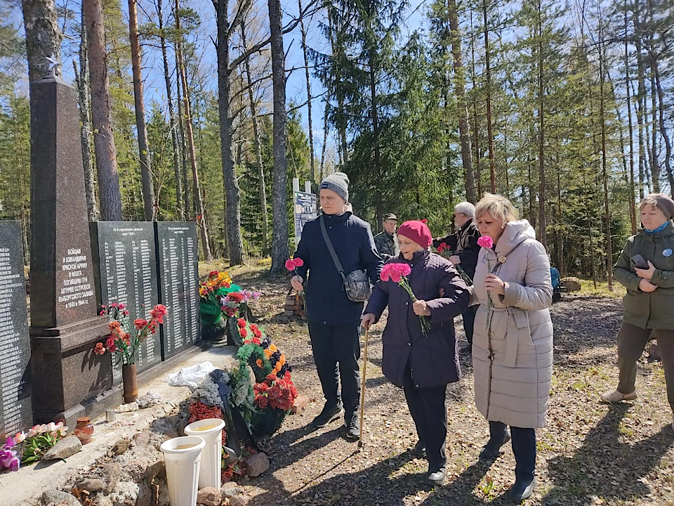  Родные красноармейца побывали на воинском захоронении на острове Клёст