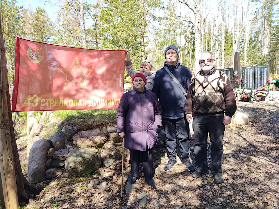  Родные красноармейца побывали на воинском захоронении на острове Клёст