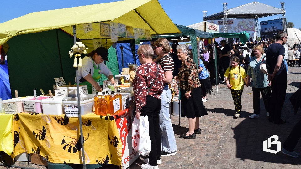 На Рыночной площади торговали, покупали, веселились