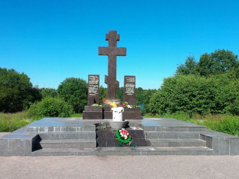 Знаки памяти: поклонный крест с неугасимой лампадой у Ладожского моста