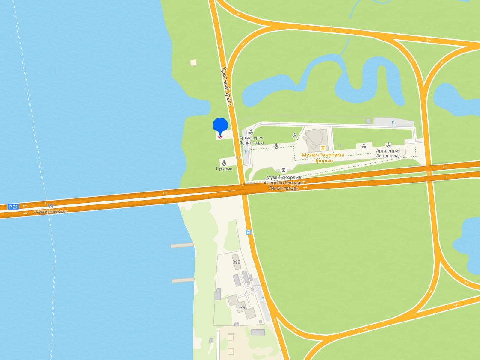 Знаки памяти: поклонный крест с неугасимой лампадой у Ладожского моста