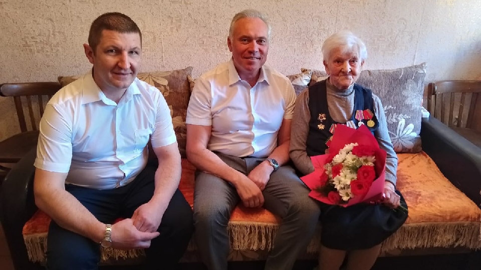 Жительница Выборга Клавдия Александровна Рассадовская принимает поздравления 