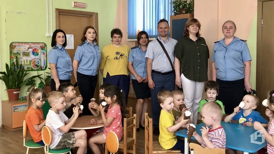 Выборгские приставы-исполнители устроили детям в КЦСОН маленький праздник