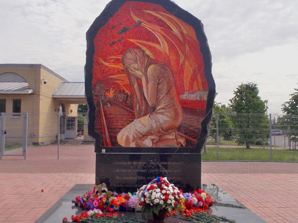 В память о детях из блокадного Ленинграда, погибших на железнодорожной станции