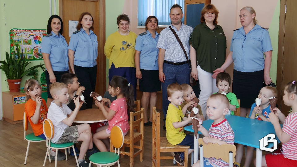 Детям с непростой судьбой –  подарки, их родителям – настоятельный совет взяться за ум