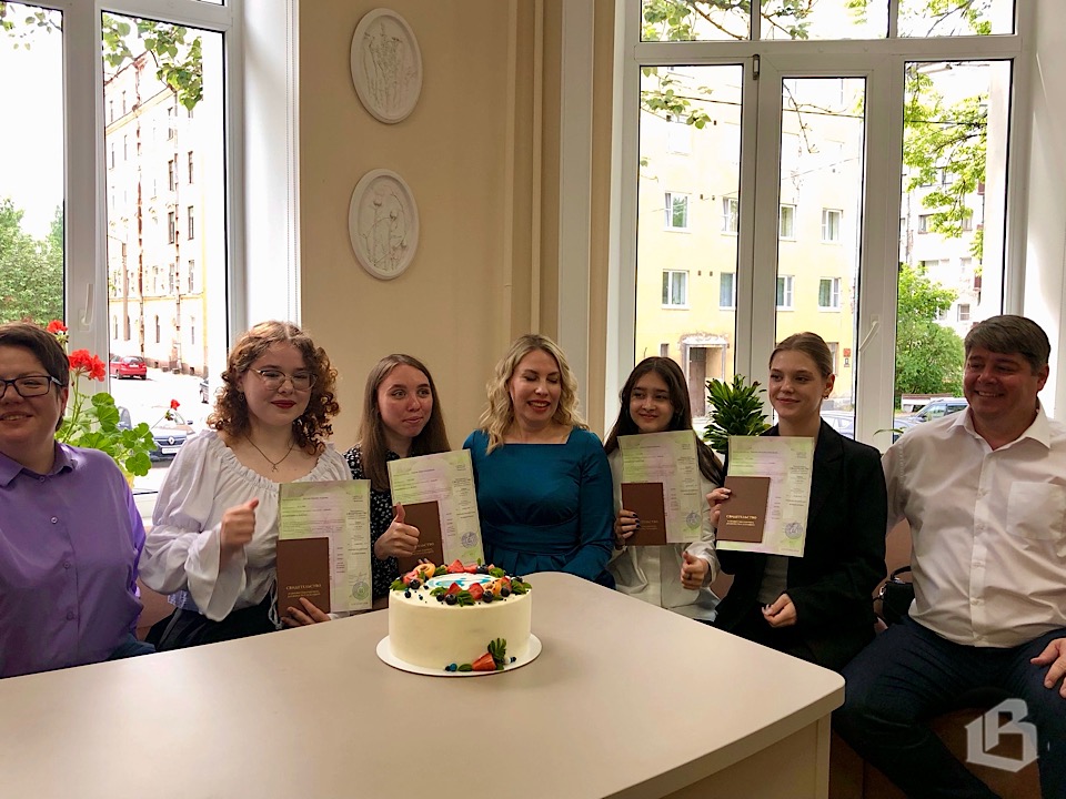 Первые выпускники Выборгского филиала Мультицентра получили документы об образовании