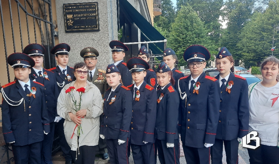 Установлена мемориальная доска с именем героя 