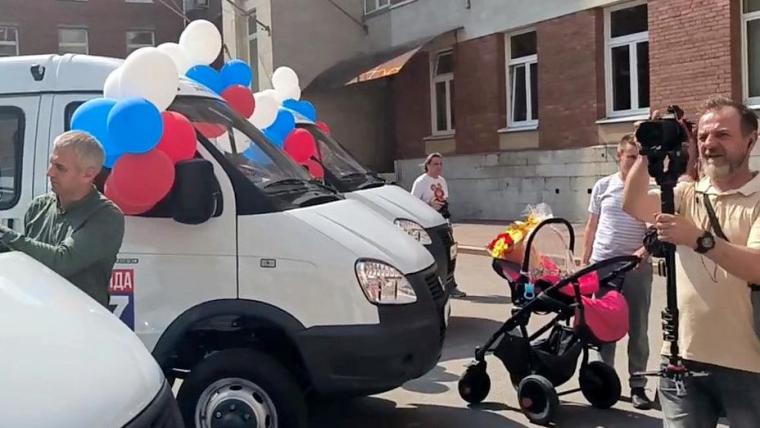 11 микроавтобусов подарили многодетным семьям Ленобласти