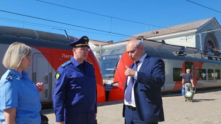 Заместитель транспортного прокурора принимал жалобы по пути из Петербурга в Выборг