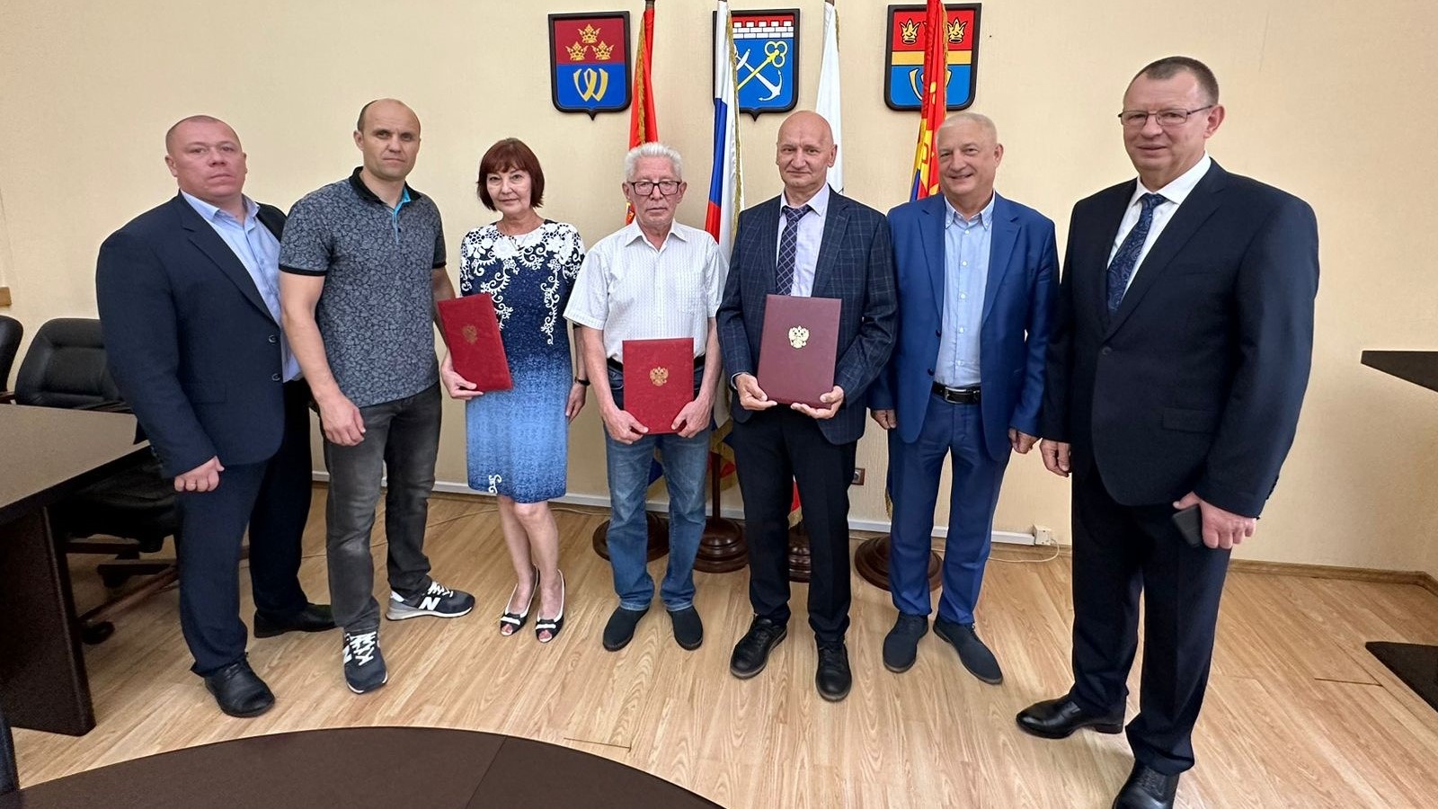 Труд врачей бесценен: депутат Михаил Макаров вручил заслуженные награды медикам