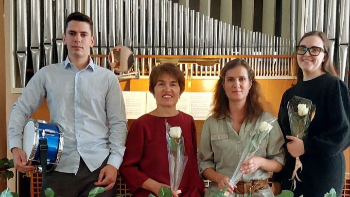 В соборе музыка звучала