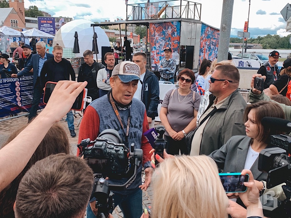 Александр Дрозденко принимает участие в мотопробеге на фестивале Балтик Ралли в Выборге 