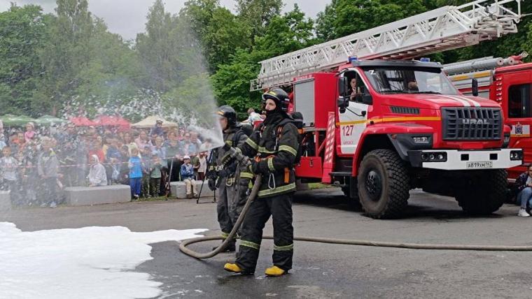 В Ленобласти появятся почетные пожарные
