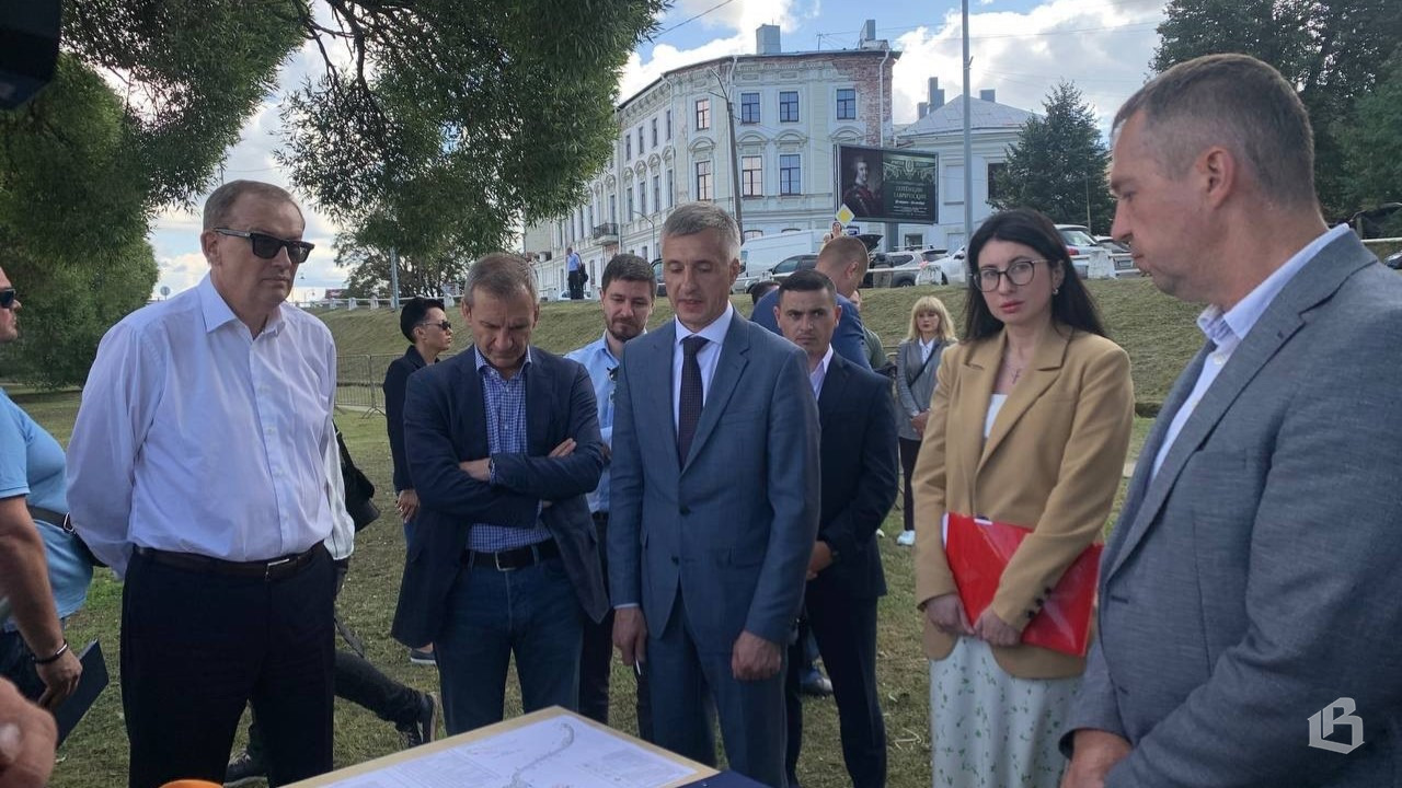 Губернатор Ленобласти Александр Дрозденко осмотрел обрушившуюся набережную в Выборге