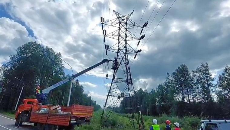  «Россети Ленэнерго» реконструируют воздушную линию рядом с Рощино