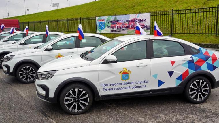 В День Российского флага пожарным и спасателям подарили спецтехнику