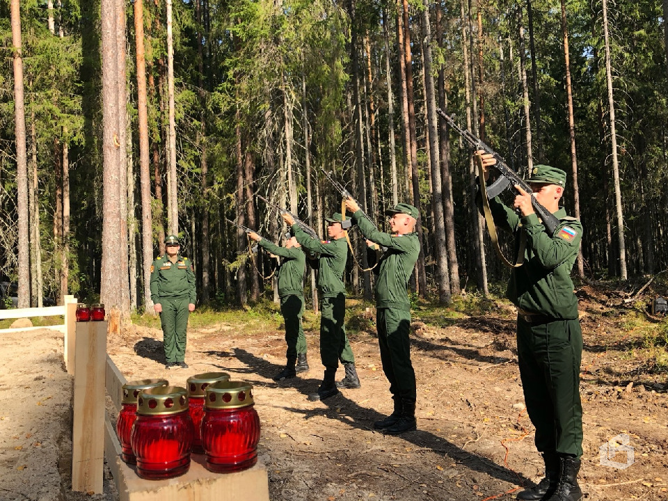 Под Выборгом с воинскими почестями похоронили 101 красноармейца