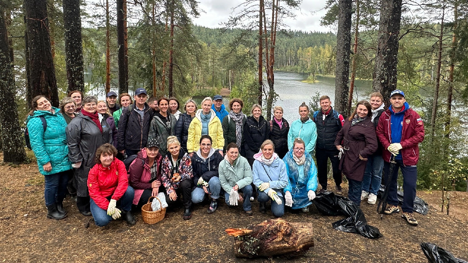 Парламентарии Ленобласти провели субботник в Выборгском районе