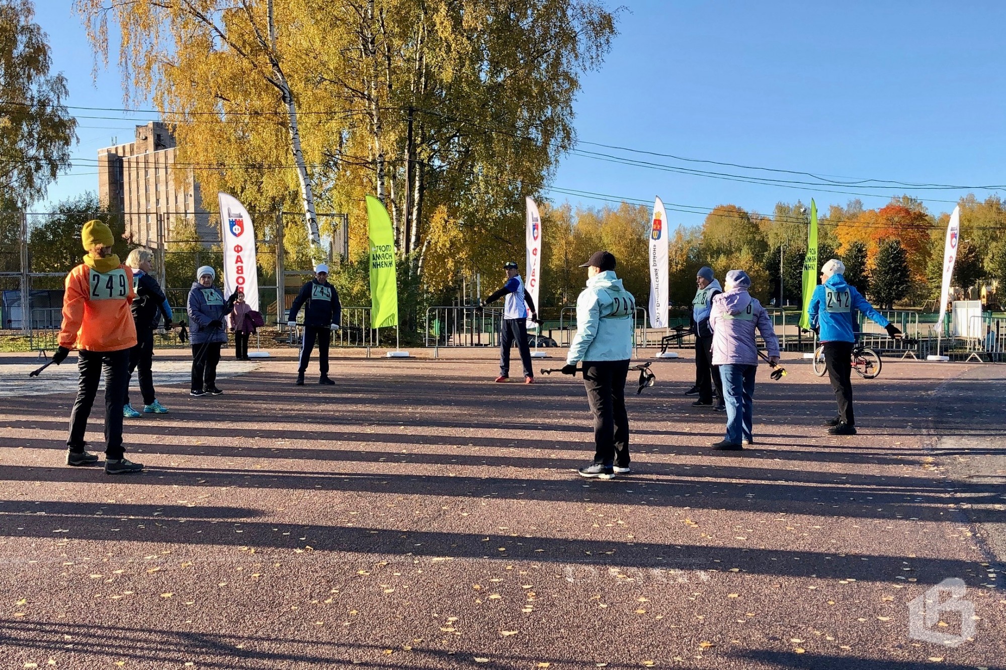 Взяли палки в руки и — на стадион соревноваться 