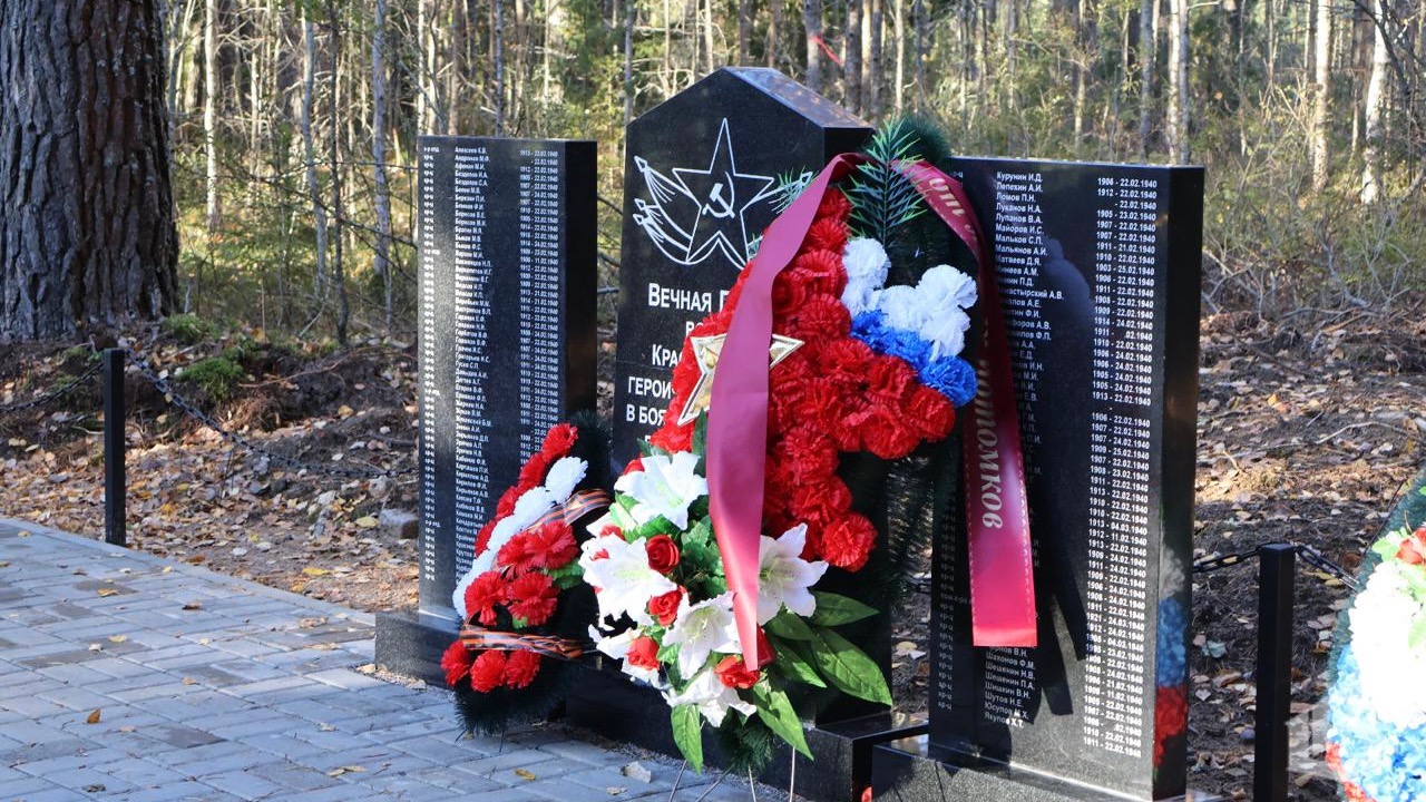 На братской могиле № 135 открыли мемориал с именами красноармейцев 