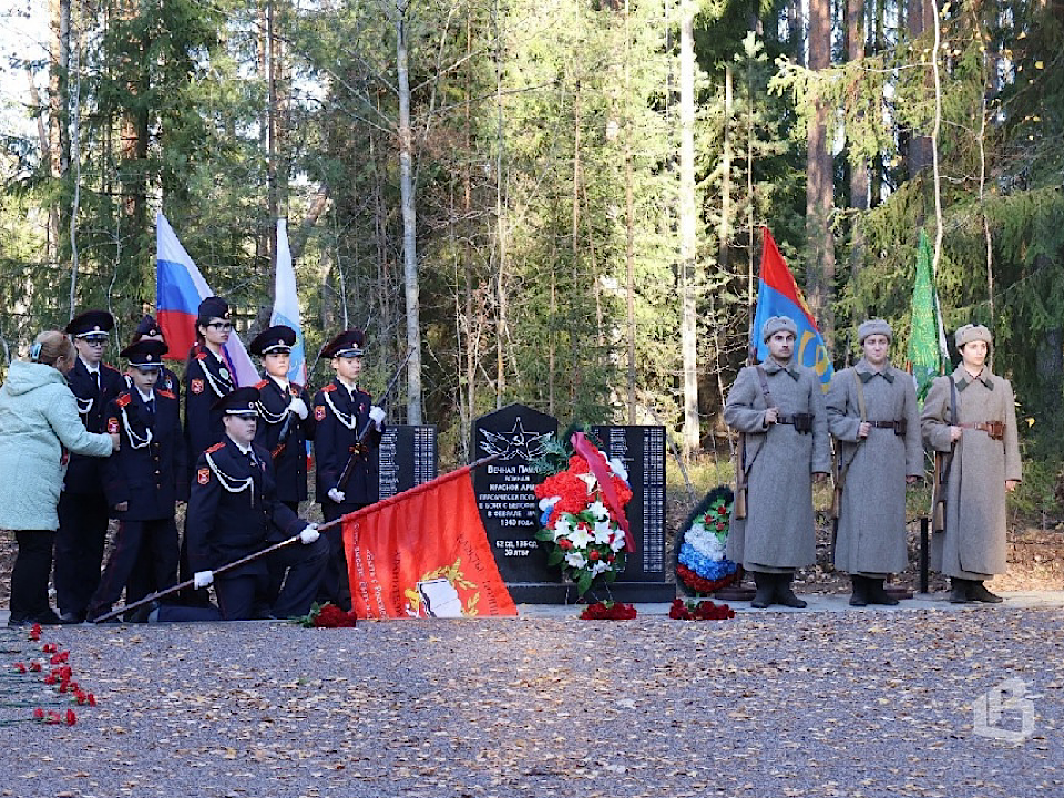 На братской могиле № 135 открыли мемориал с именами красноармейцев 