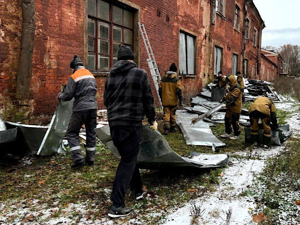 Труженики из областного студенческого отряда провели субботник в Выборге