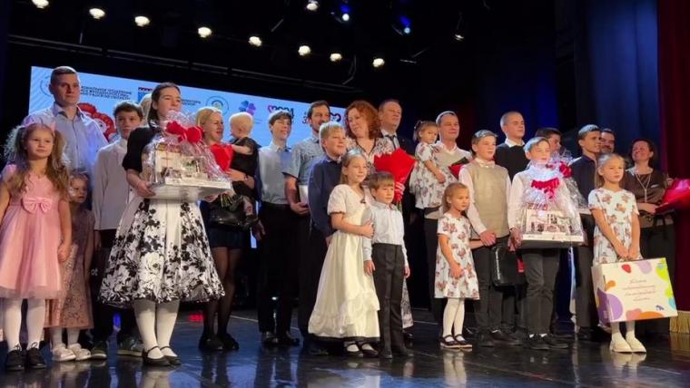 Награды получили 23 многодетных матери и 18 многодетных отцов Ленобласти