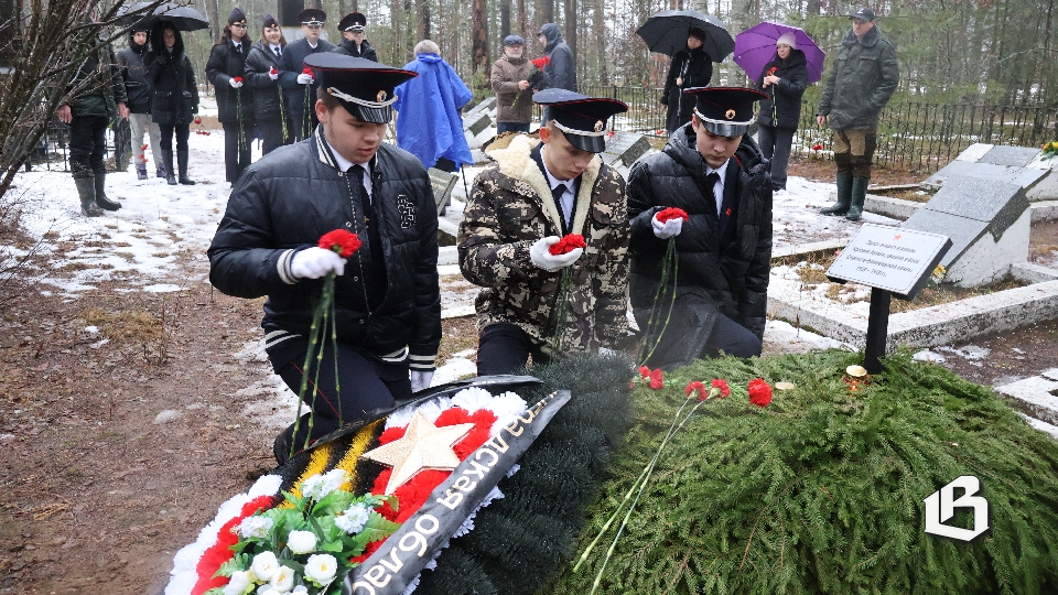 Поисковики, местные жители и представители органов власти почтили память павших