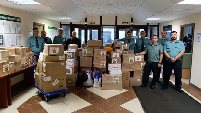 Свыше 300 килограммов «гуманитарки» – подарок от Выборгской таможни воинам СВО