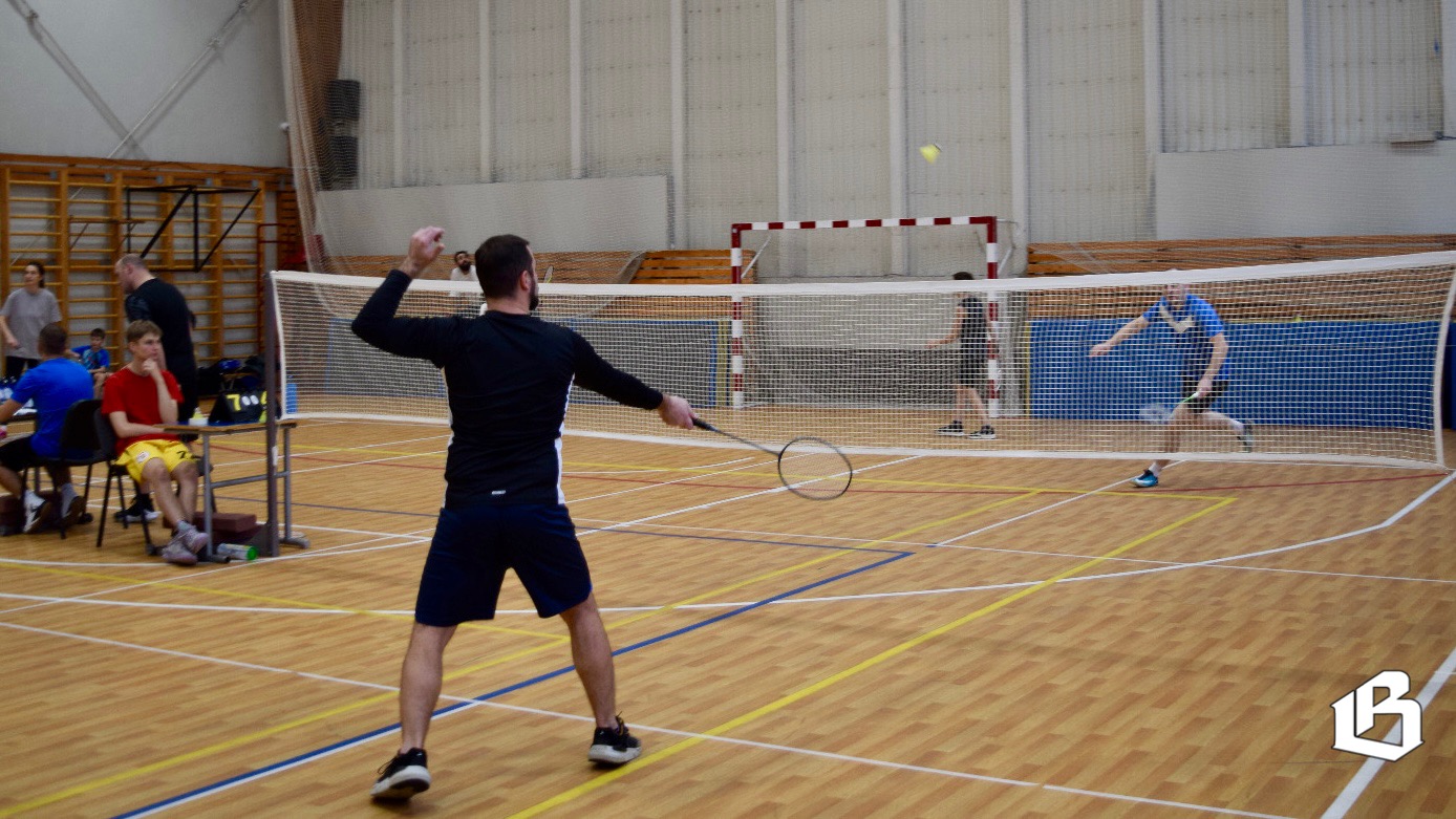 Бадминтон собрал детей и родителей