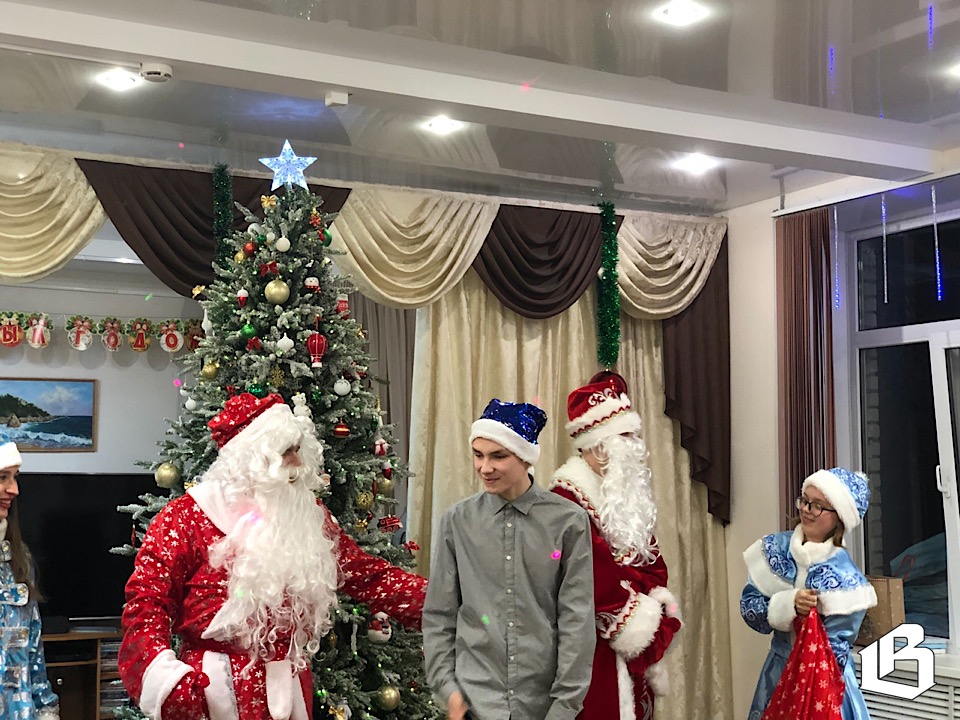 Воспитанников ресурсного центра порадовали своим визитом новогодние волшебники