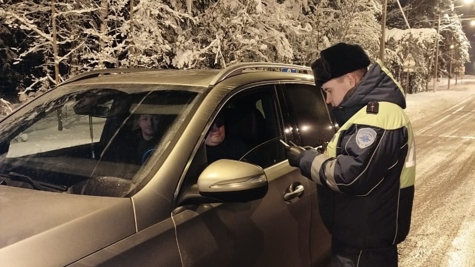 В ходе рейдов «Нетрезвый водитель» сотрудники ГАИ проводят профилактические беседы