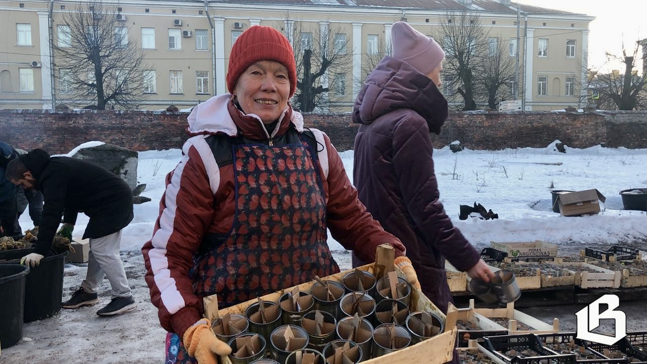 Очередная партия окопных свечей готовится к отправке из Выборга на передовую