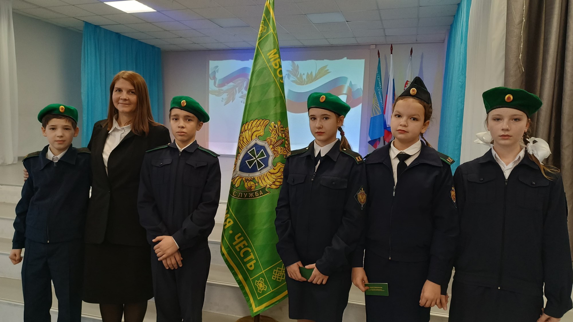 Светогорским школьникам вручен флаг юных друзей пограничников.