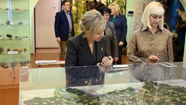 Глава областного комитета образования побывала в Выборгском районе