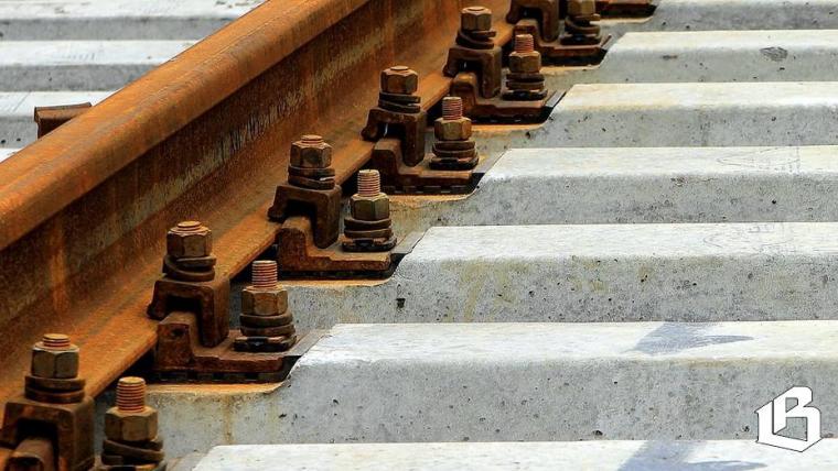 В Выборгском районе на железной дороге погибла женщина