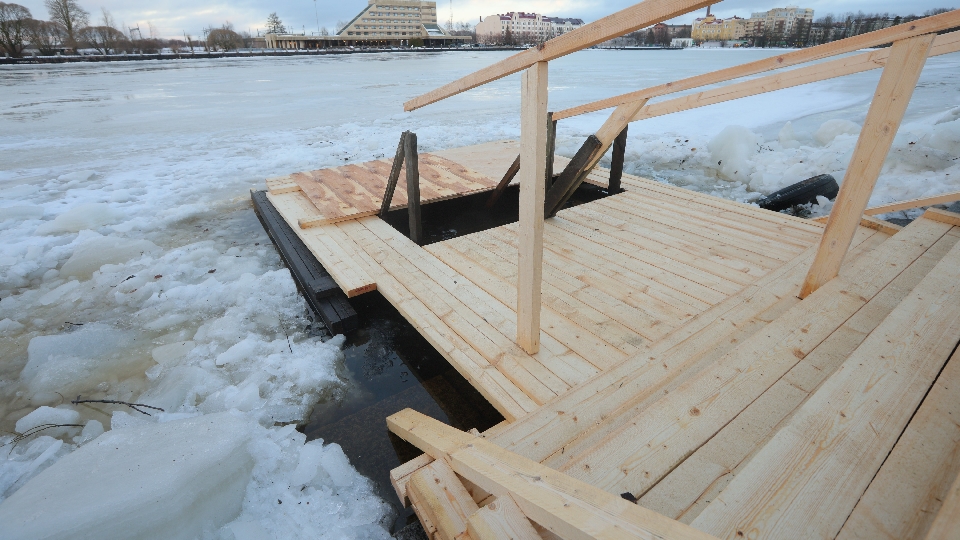 Крещенские купания в Выборгском районе – с соблюдением техники безопасности